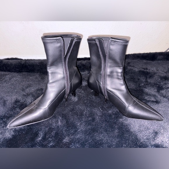 Elegant Black Women's Boots - Picture 3 of 4